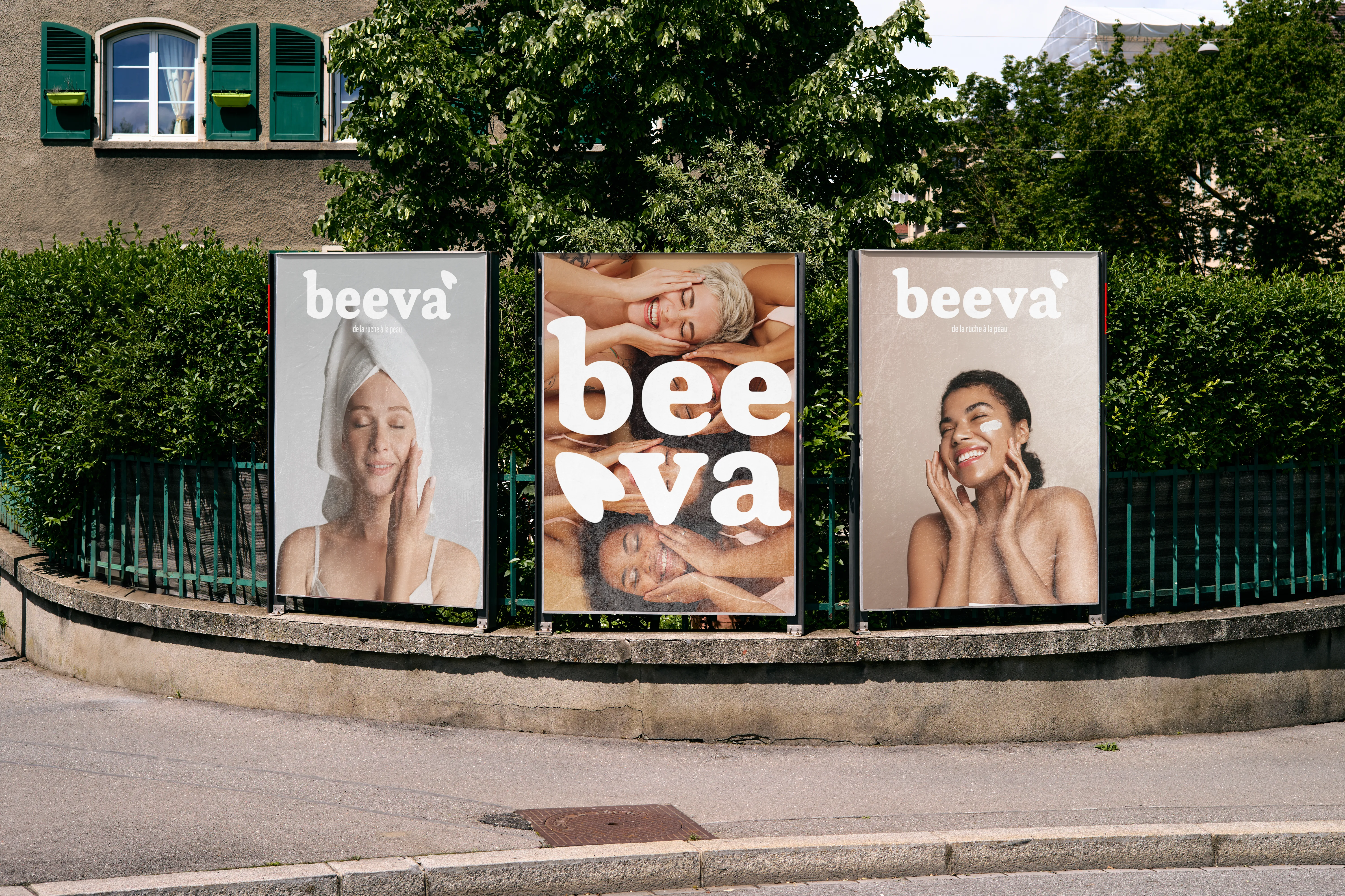 Trois affiches Beeva
